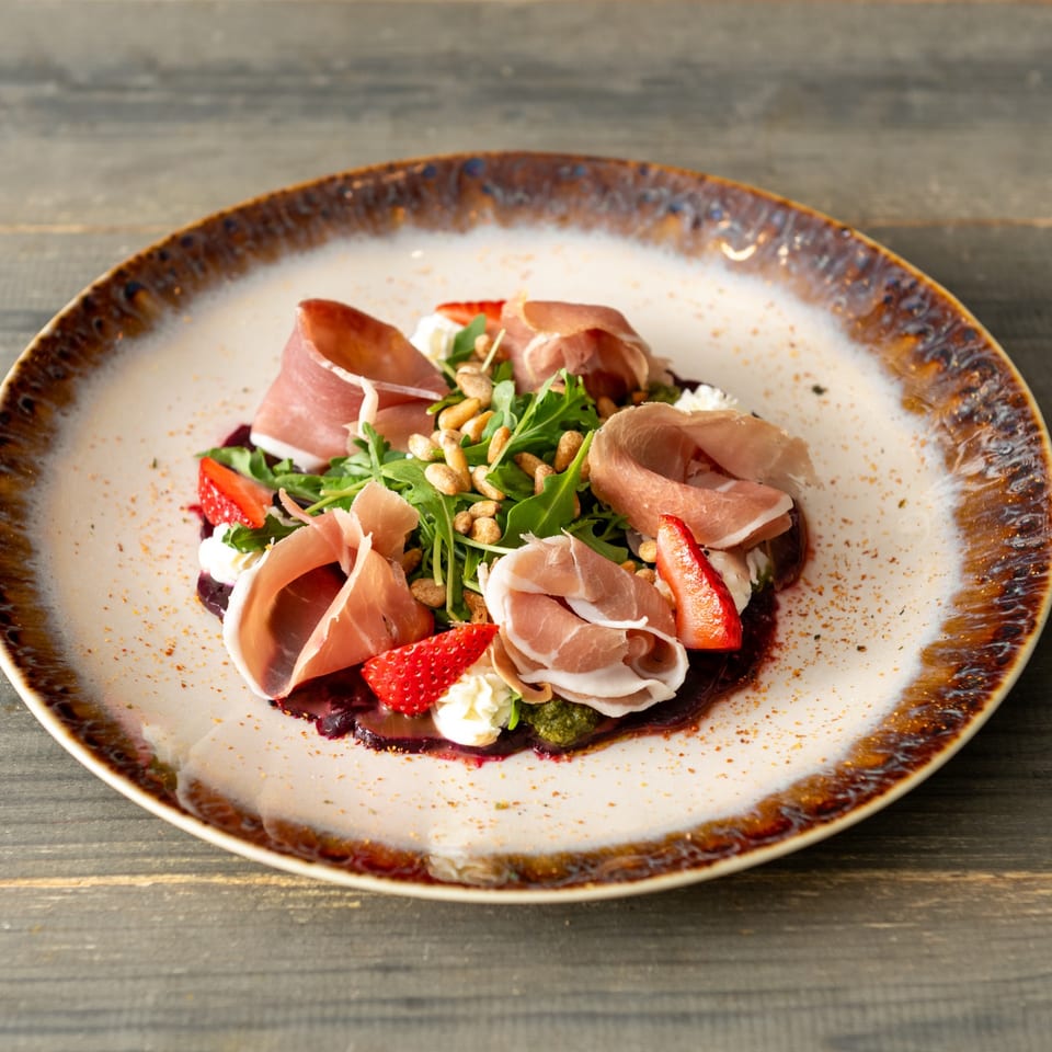 Prosciutto salad with strawberries